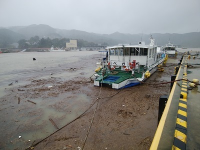 台風21号通過直後の女川観光桟橋