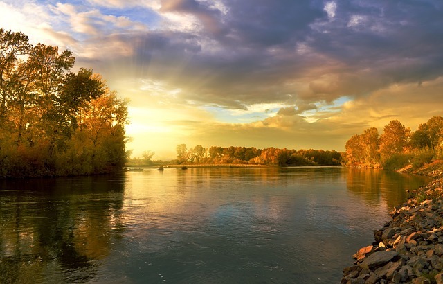 神々しい夕陽に照らされた川の両岸