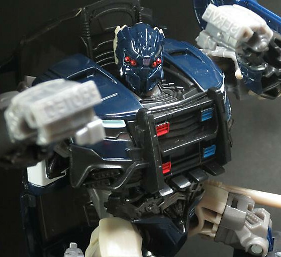 TLK-02 BARRICADE TRANSFORMERS THE LAST KNIGHT　PREMIER EDITION DELUXE Class 389