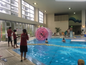  沖縄リザンシーパークホテル 館内温水プールイベント「ボコボコレース」♪ かなり楽しめます♪