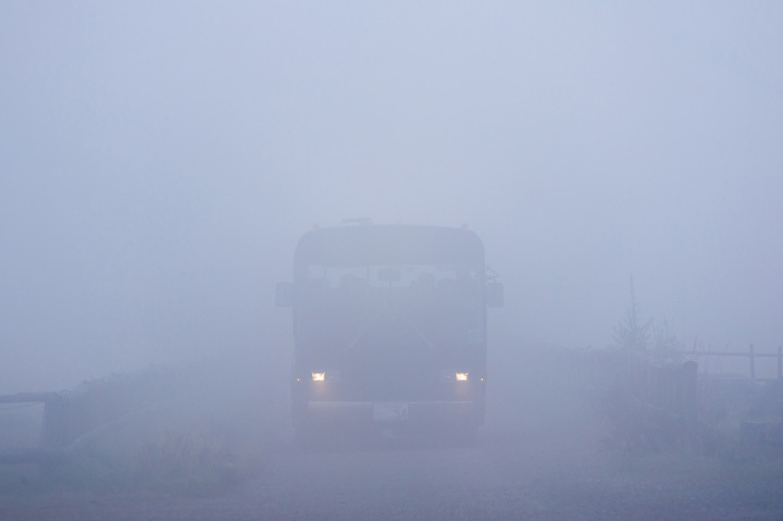 霧の中のバス