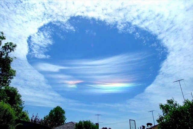 穴あき雲 とも呼ばれる 円形の穴が開いた雲の自然現象は 効果 心理 現象