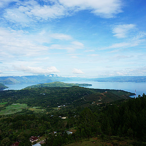 トバ湖と青空