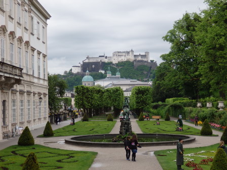 ドレミの階段から見たミラベル庭園とホーエンザルツブルク城